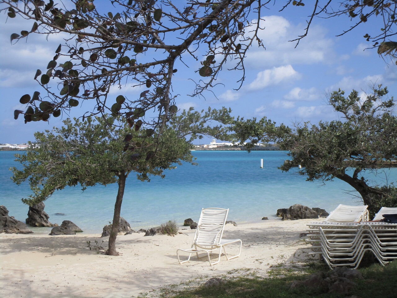 Bermuda---17-Beach-View-from-Hamilton.JPG