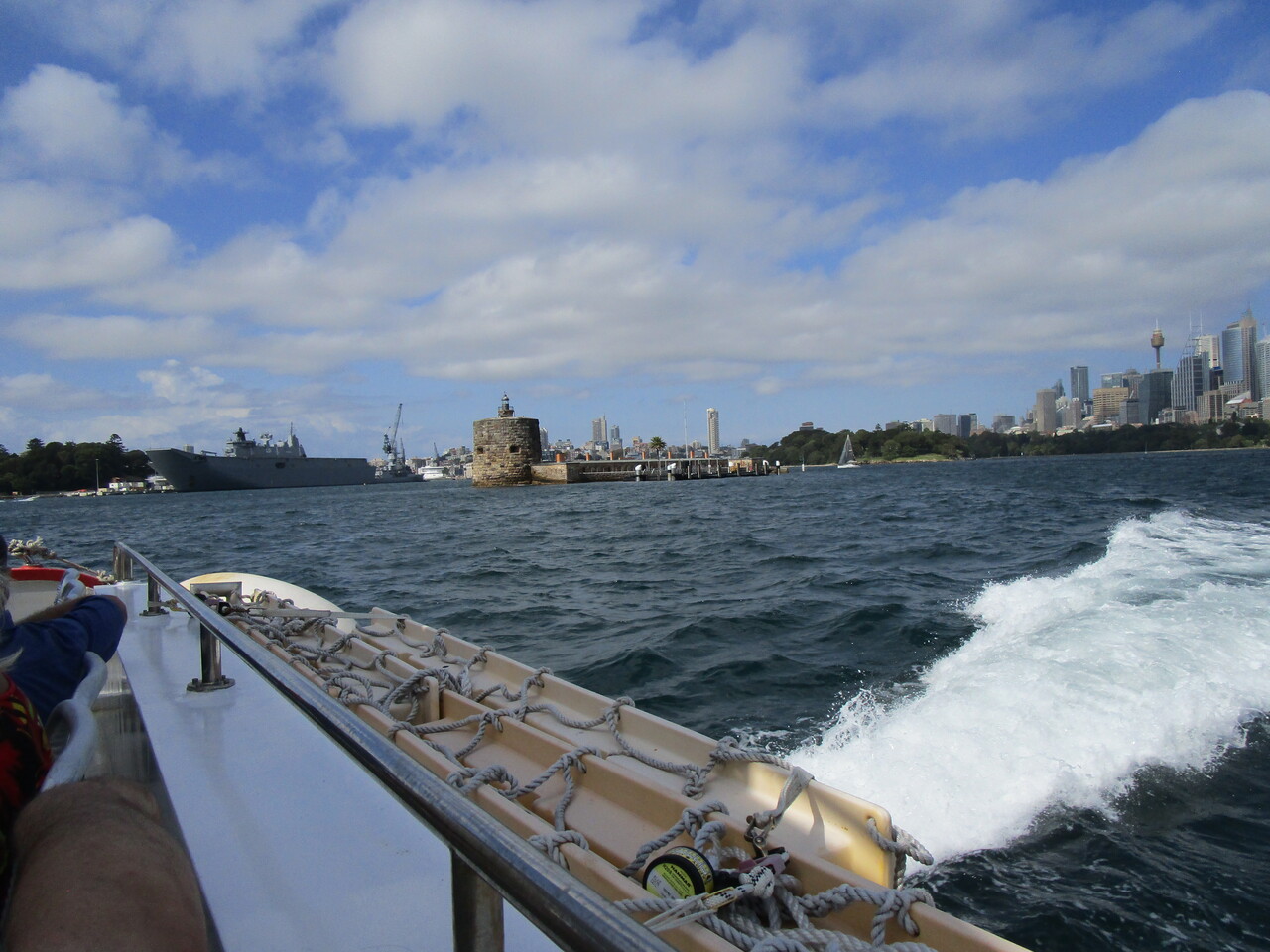 Ferry-to-Taronga-Zoo-13-Looking-toward-zoo.JPG