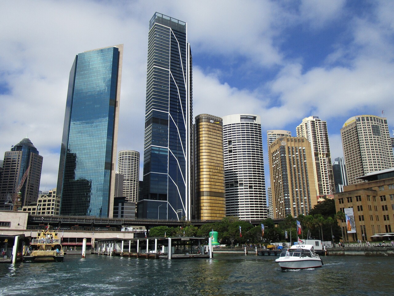 Ferry-to-Taronga-Zoo-9-Looking-at-Sydney-skyscrapers-3-copy.JPG