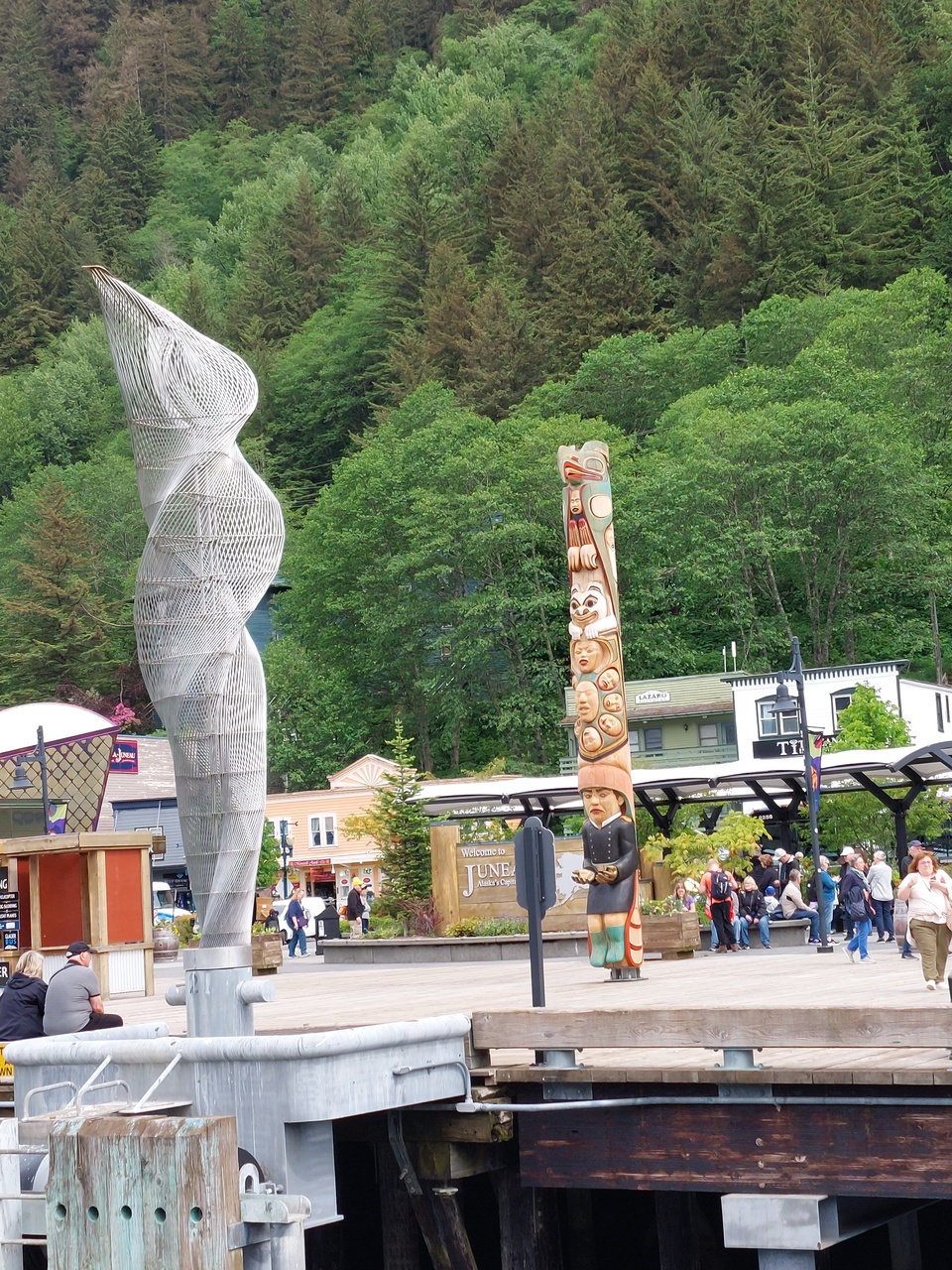 Juneau-18-Statue---totem-at-Dock.jpg